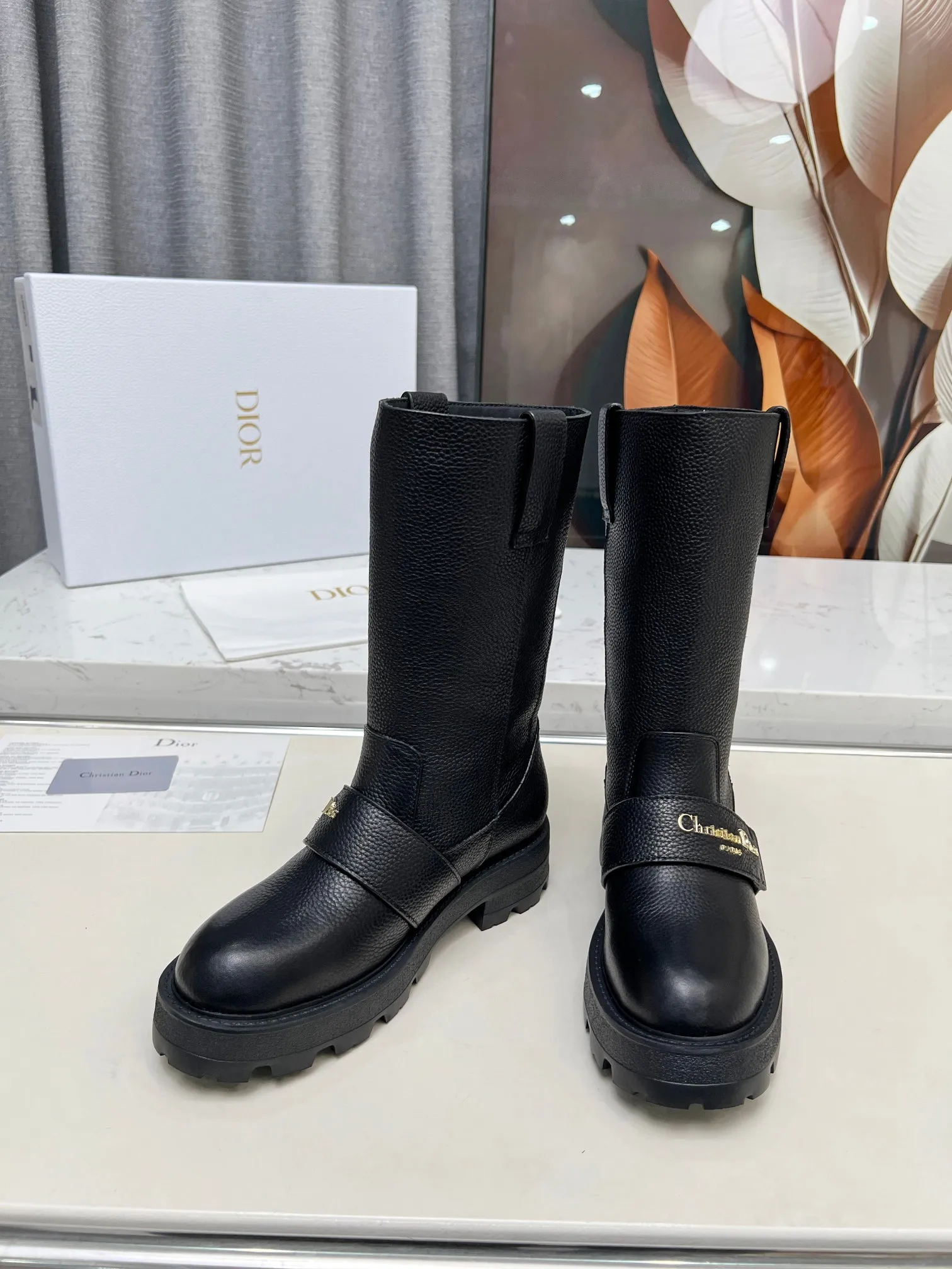 💕💕Factory direct selling price p720💕💕 Dior 2025ss retro British style brogue new knight boots 👢👢 萱 type versatile slim foot yyds. Three-dimensional and full shape, full of handsomeness and comfortable on the feet. A very retro style, full of aura single product, very novel design style, perfect details, cool and trendy 💯 trendy outsole, Upper: full-grain calfskin, lining: cow lining, size: 35-40 (customized size 40-41)
